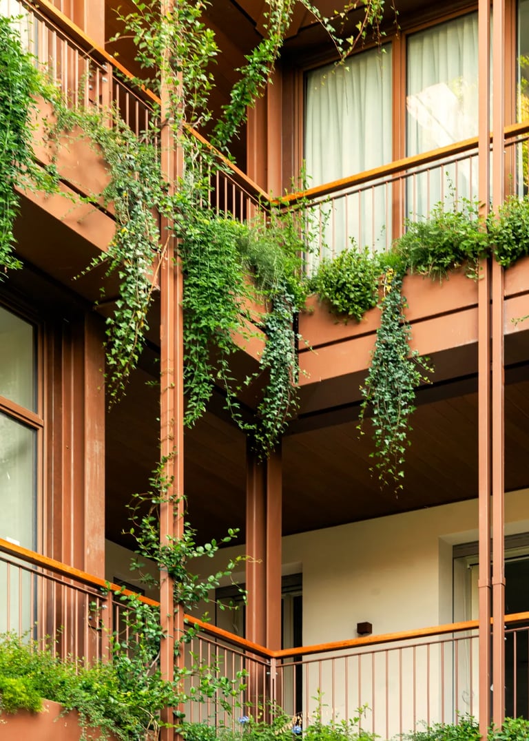 Dettaglio delle logge di Palazzo CorteVerdi: piante rampicanti e arbusti progettati da AG&P greenscape a Cremona.