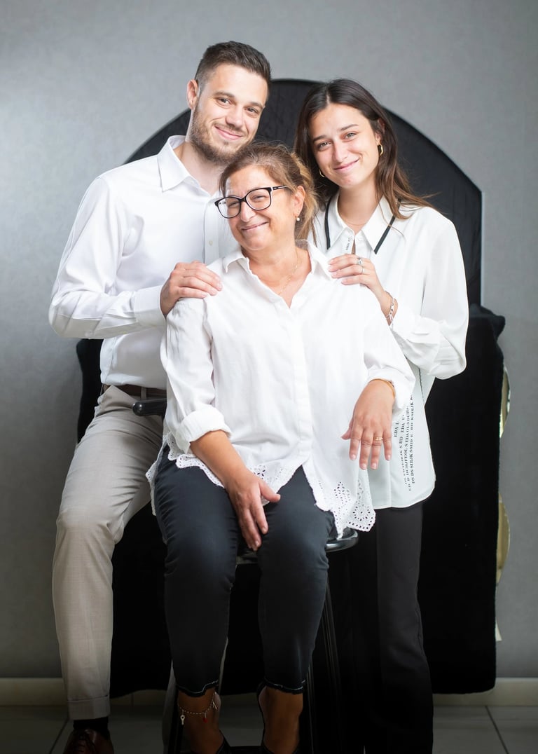 Une photo avec une mère entourée de sa fille et de son fils