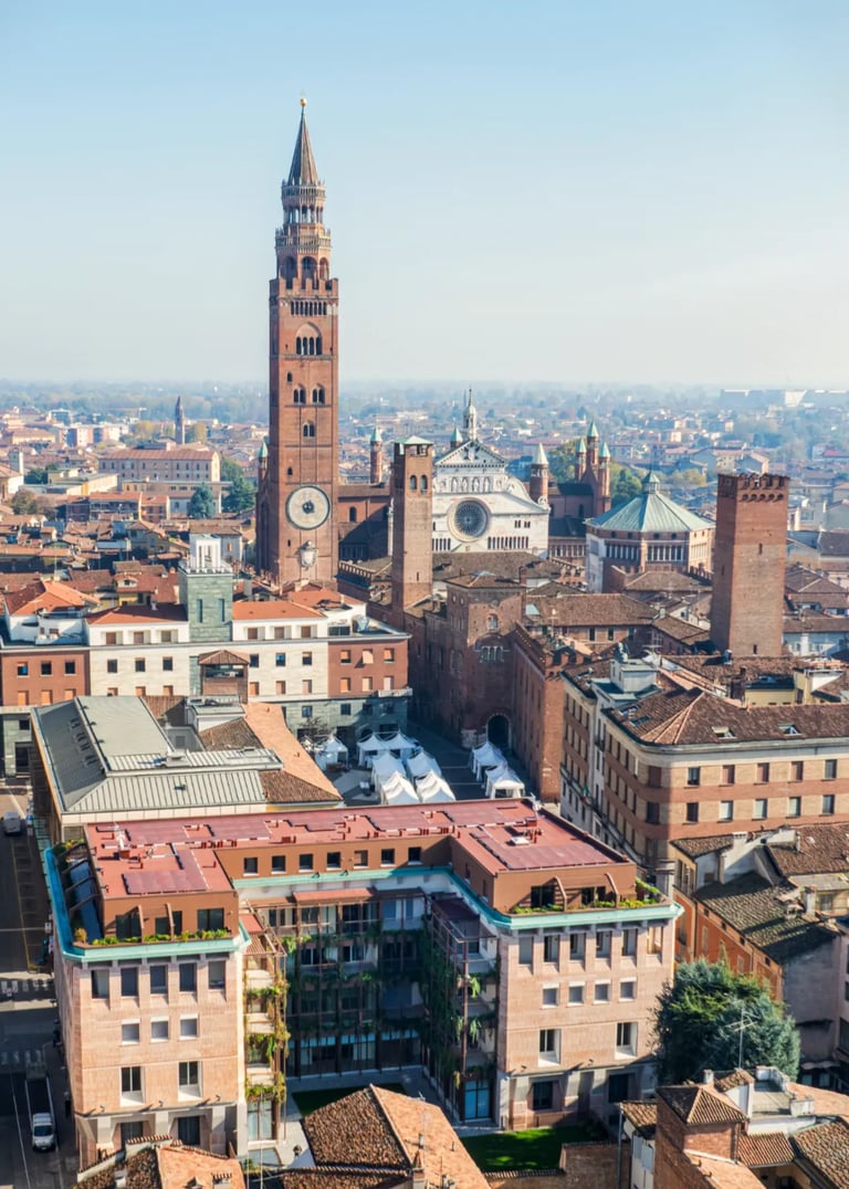 Veduta aerea di Palazzo CorteVerdi a Cremona: l'architettura di Stefano Boeri nel centro storico con vista Torrazzo.