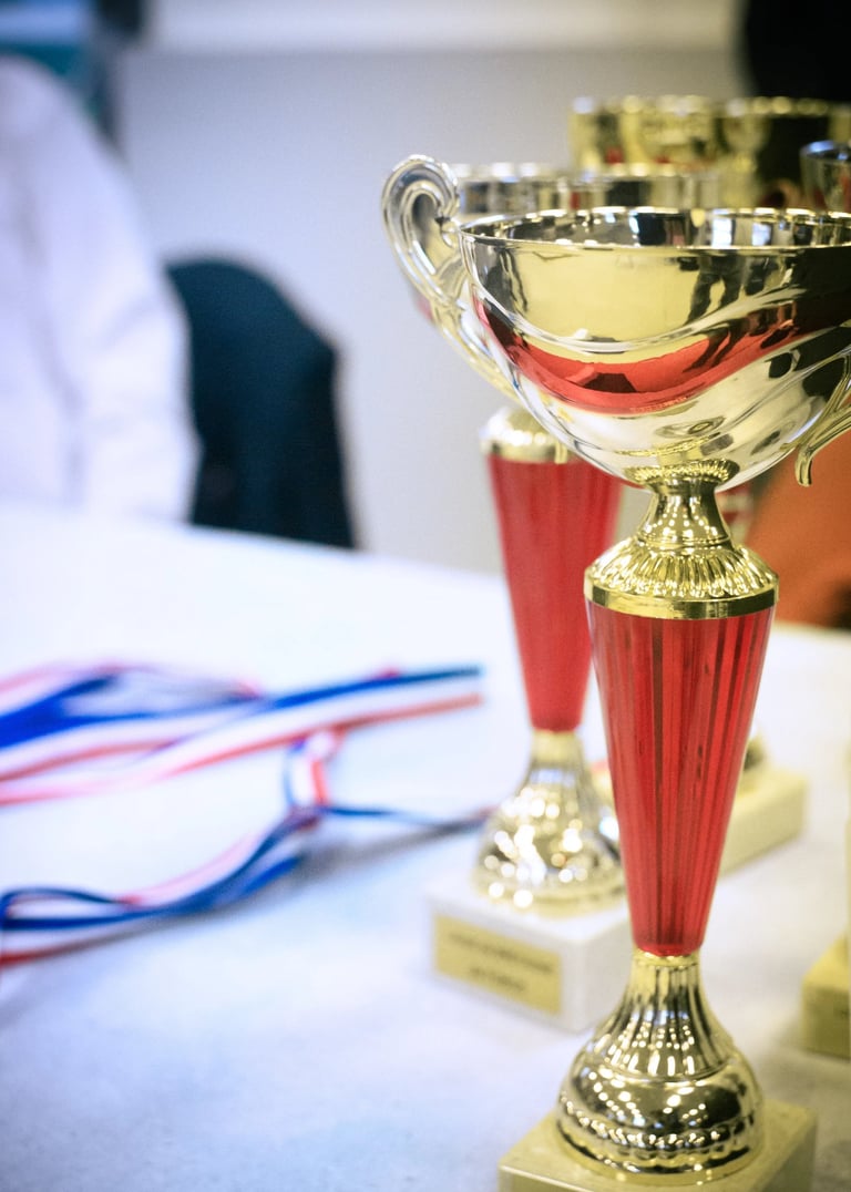 Des coupes et médailles d'une compétition de sport