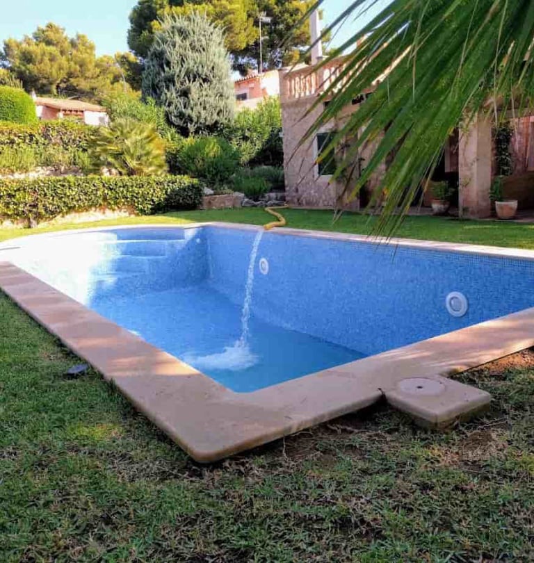 Piscina siendo llenada con agua potable para piscina