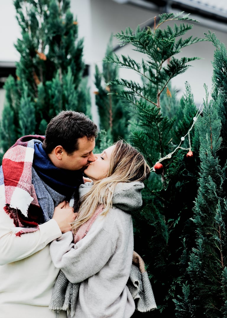 Kobieta i mężczyzna całują się w usta