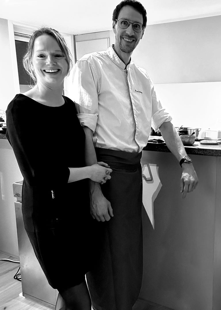 een foto van de eigenaren in een keuken