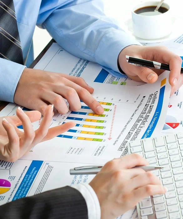 Contadores con bolígrafo en mano y calculadora