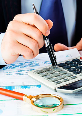 Contador con bolígrafo en mano y calculadora