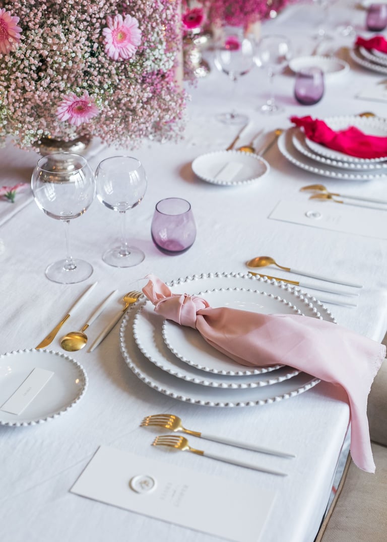 Une table de mariage avec un dressage à la française