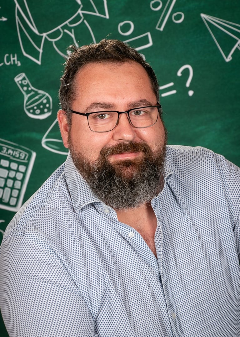 Monsieur Ludovic, instituteur primaire