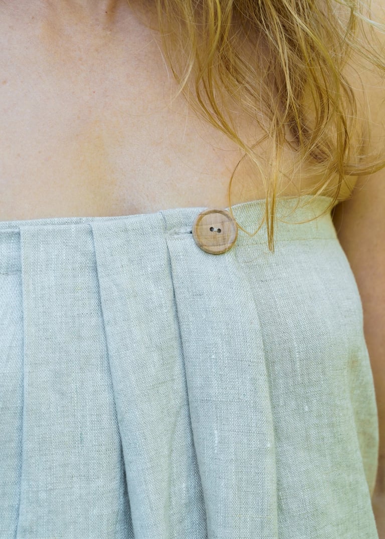 Moteris su lininiu rankšluosčiu