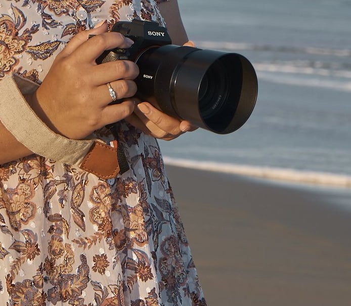 jeune femme qui rigole à la plage, photographe intimiste de couple à Guignen, à Rennes