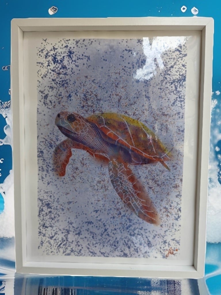 Affiche encadrée d'une tortue marine en train de nager sous l'eau