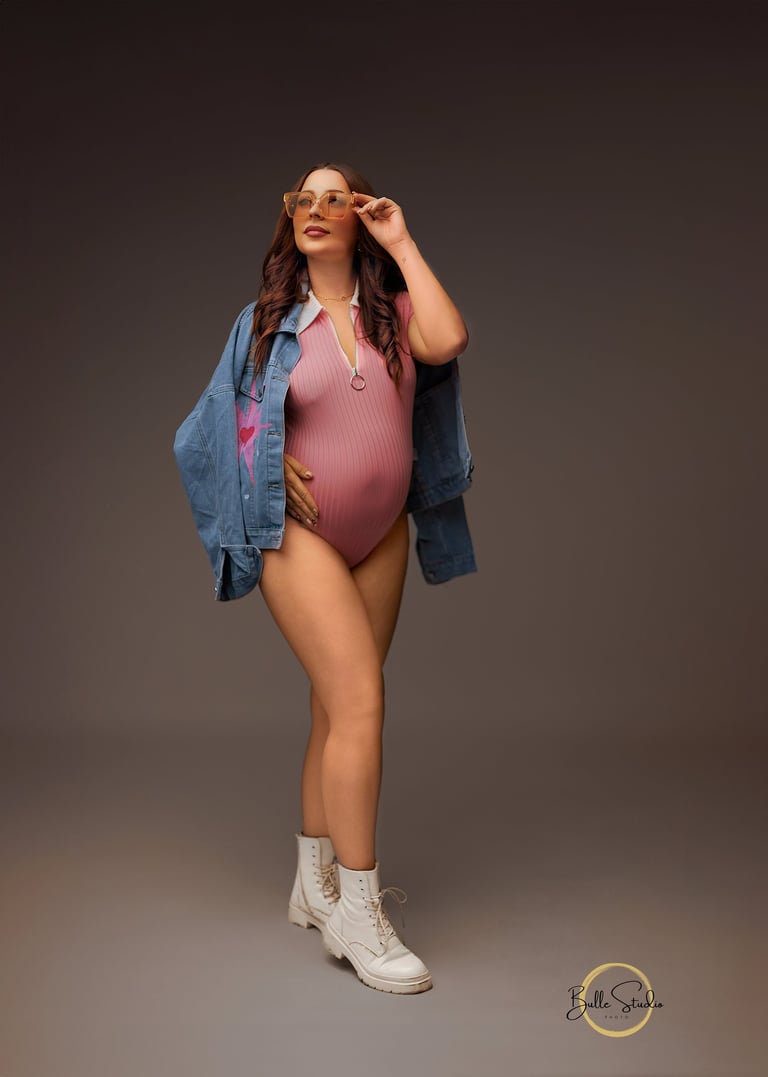 photo de grossesse style fashion avec une veste en jean et lunettes de soleil 