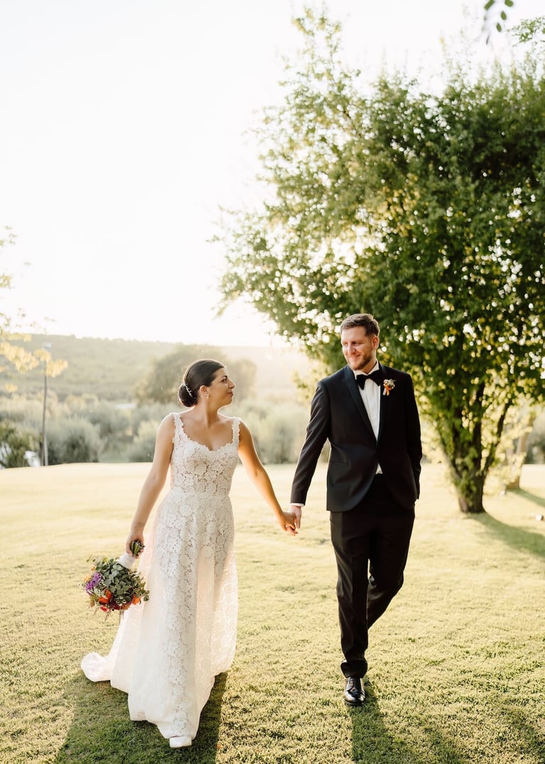 Sposi che passeggiano in giardino fotografo matrimonio Elegante Abruzzo