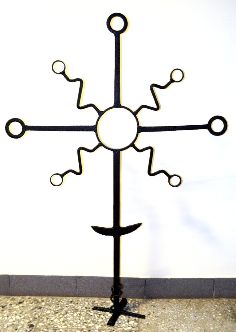 Kryžius 79x58 cm iš juodai dažyto metalo, sujungtas suvirinimo būdu, skirtas paminklui
