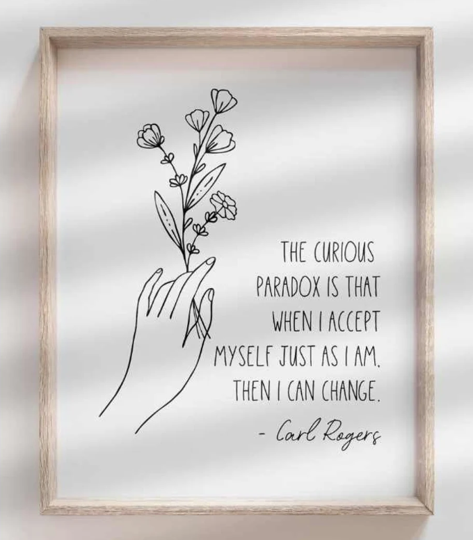Gerahmtes Zitat von Carl Rogers mit einer handgezeichneten Blume: 'Das merkwürdige Paradoxon ist, da