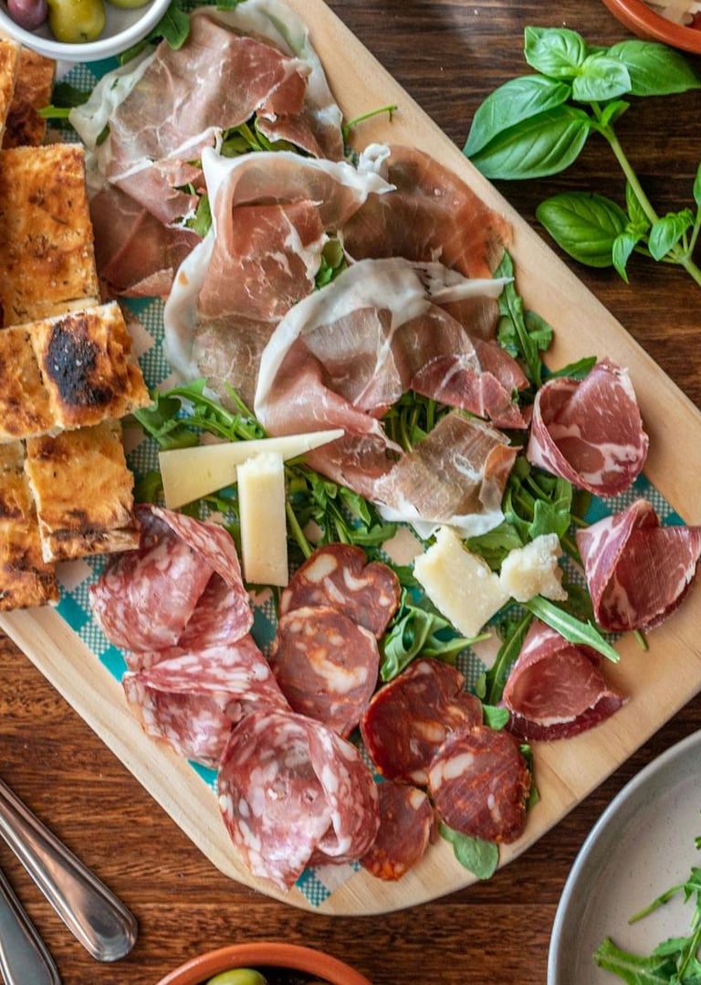 Italian pizzas and antipasto from a cosy neighbourhood restaurant close to Marche Home Stay.