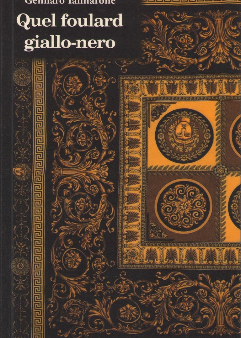 Book cover of Quel foulard giallo-nero by Gennaro Iannarone with a gold and black baroque pattern.