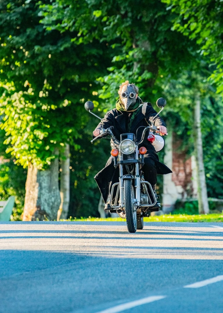 Personnage en moto sur une route dans les Fantômes du vendredi à Heilly