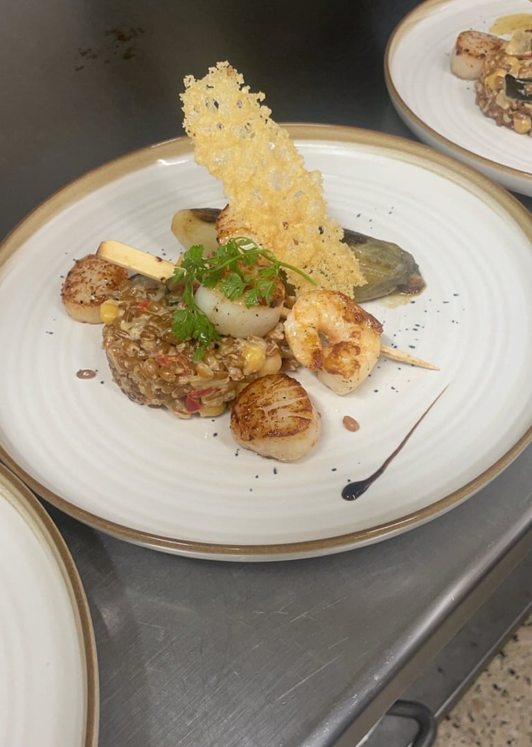 plat à base de crevettes et d'un accompagnement dans une assiette