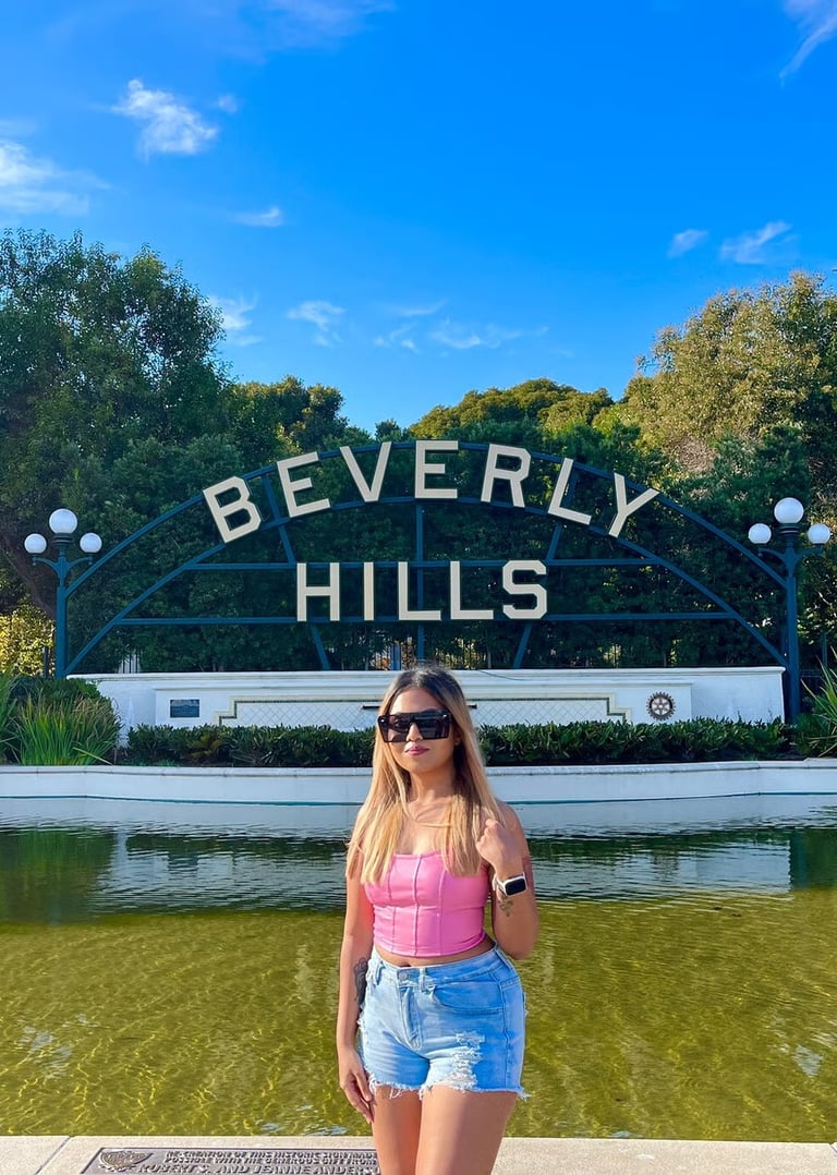 woman-beverly-hills-sign-bus-tour-los-angeles