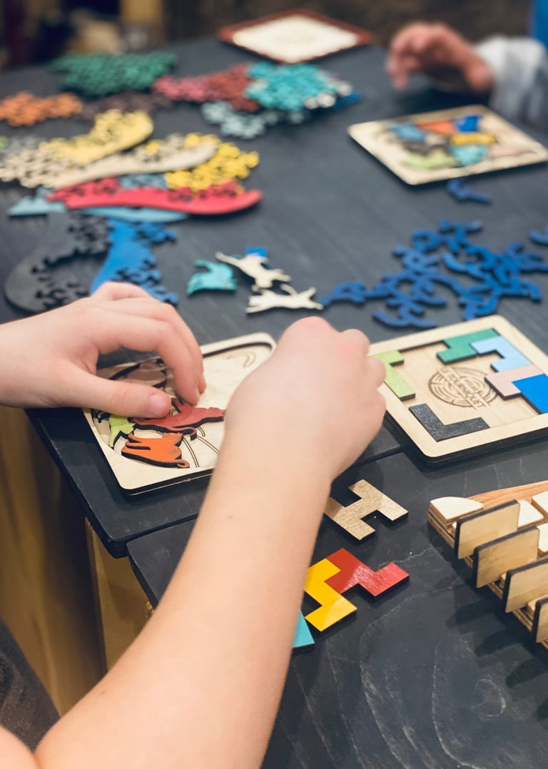 On s'amuse à un kiosque d'un artisan.