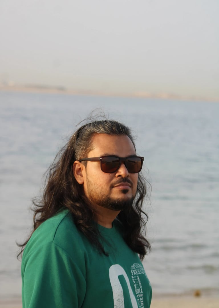 ध्यानपूर्ण मुद्रा में समुद्र की ओर देखते हुए एक व्यक्ति – आत्म-चिंतन और शांति की झलक