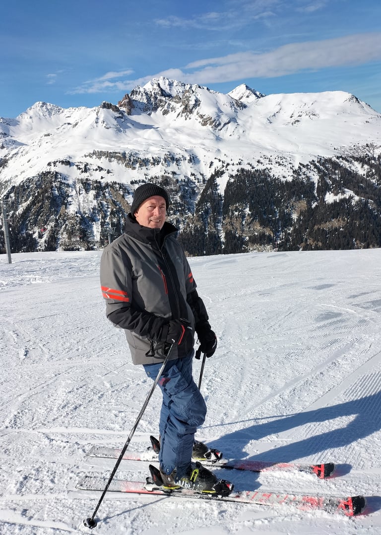 Georges Combet est un écrivain qui vit dans le hameau du Charmaix (station de ski de Valfréjus). C'