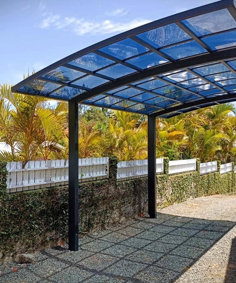 Carport installé sur pieux vissés en acier galvanisé