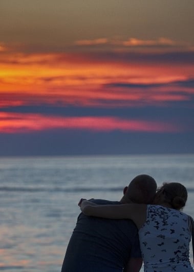 article-romantic-couple-watching-sunset-zadar