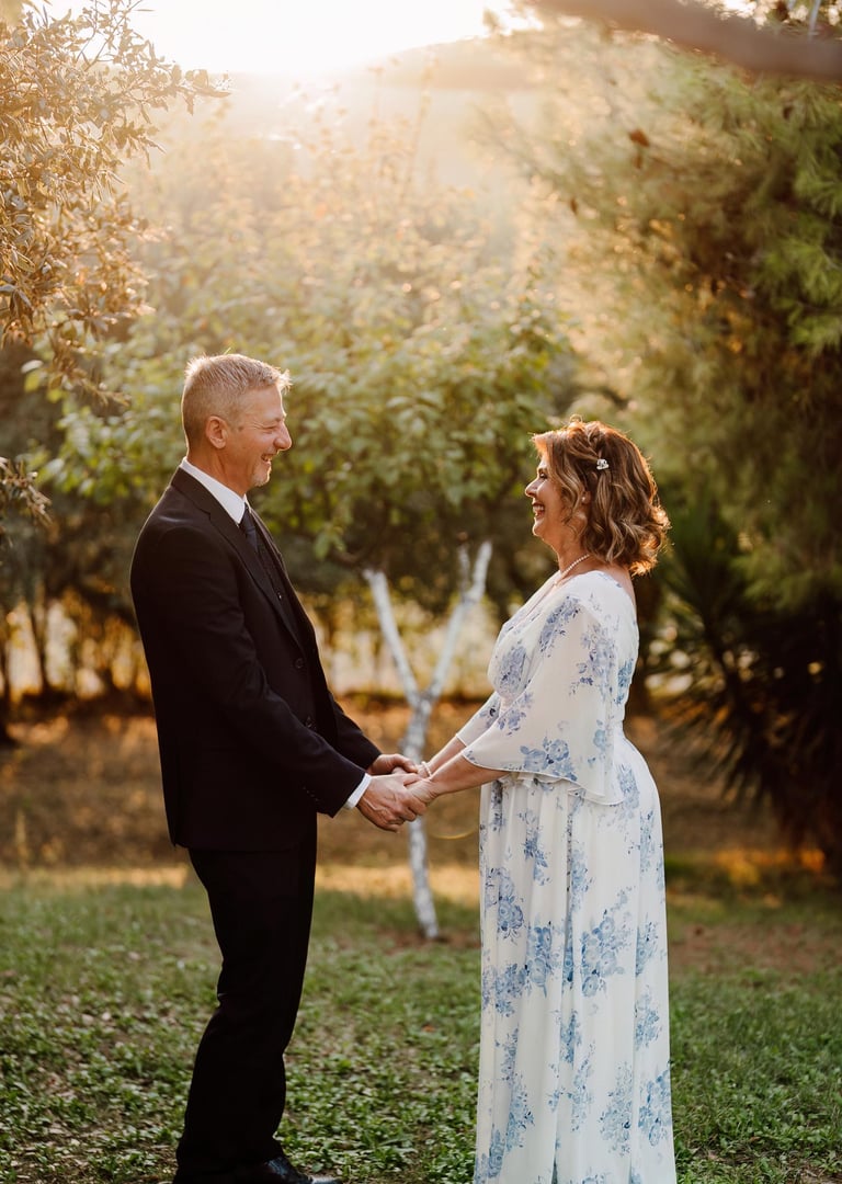 Sposo e sposa che si tengono le mani