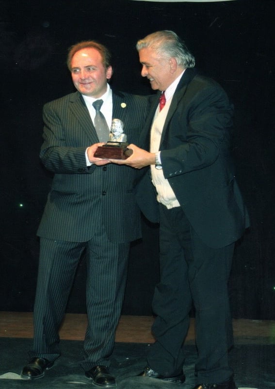 Ramón, recibiendo premio Mateo.
