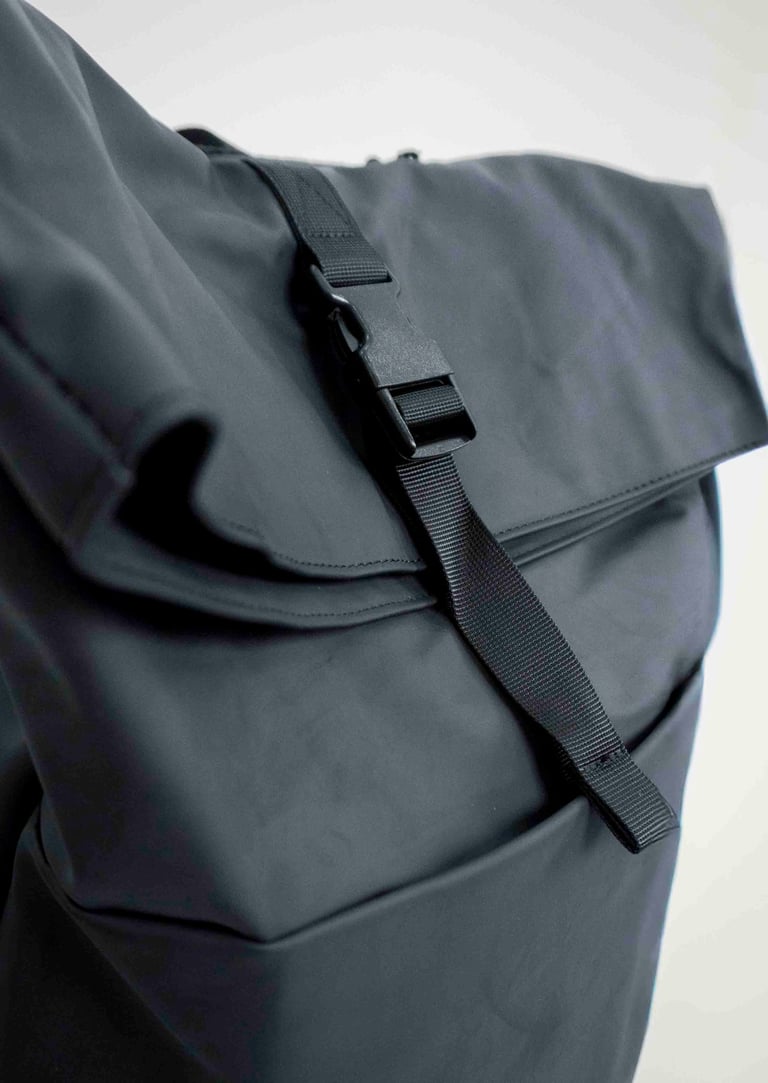 Foto profesional de mochila de viaje impermeable enfocando el broche de seguridad