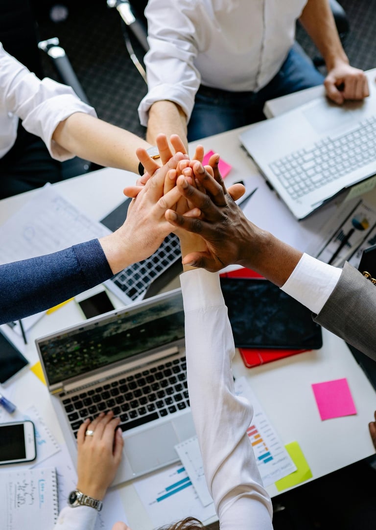 équipe de professionnels au travail en cohésion 