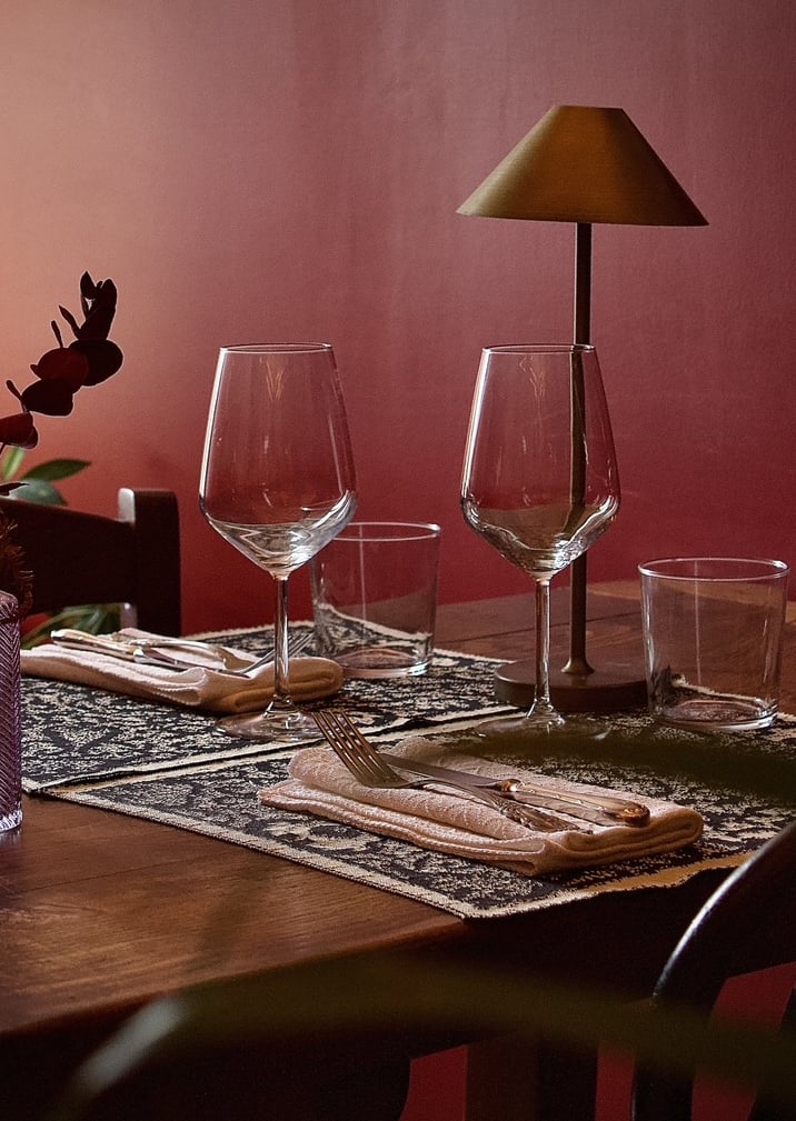 Il Giardino - Vino e cucina a table setting with wine glasses and wine glasses