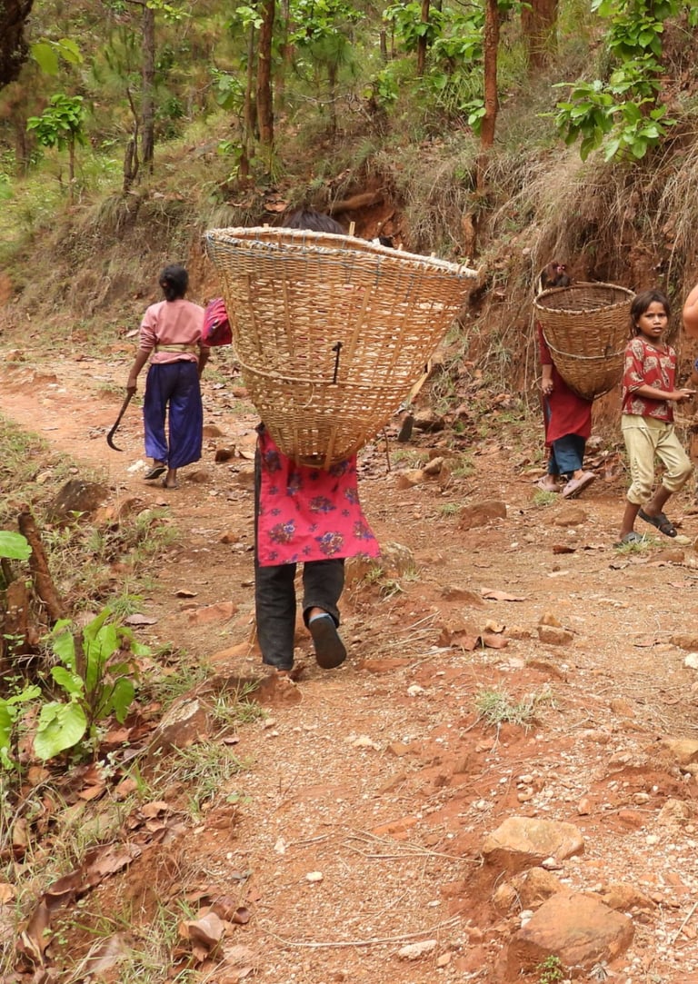 femmes qui partent aux champs