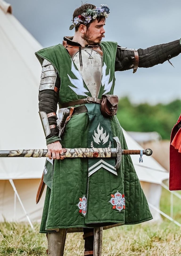 Création unique fantasy pour un chevalier avec une couronne de fleurs