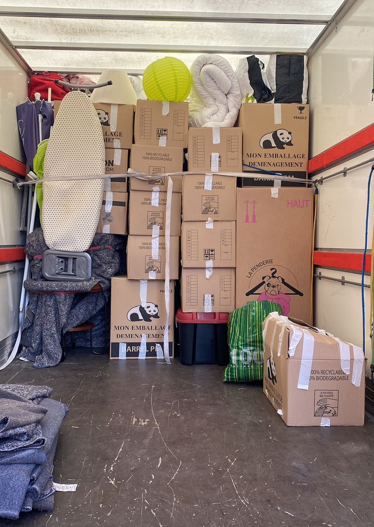 Camionnette remplie de meubles