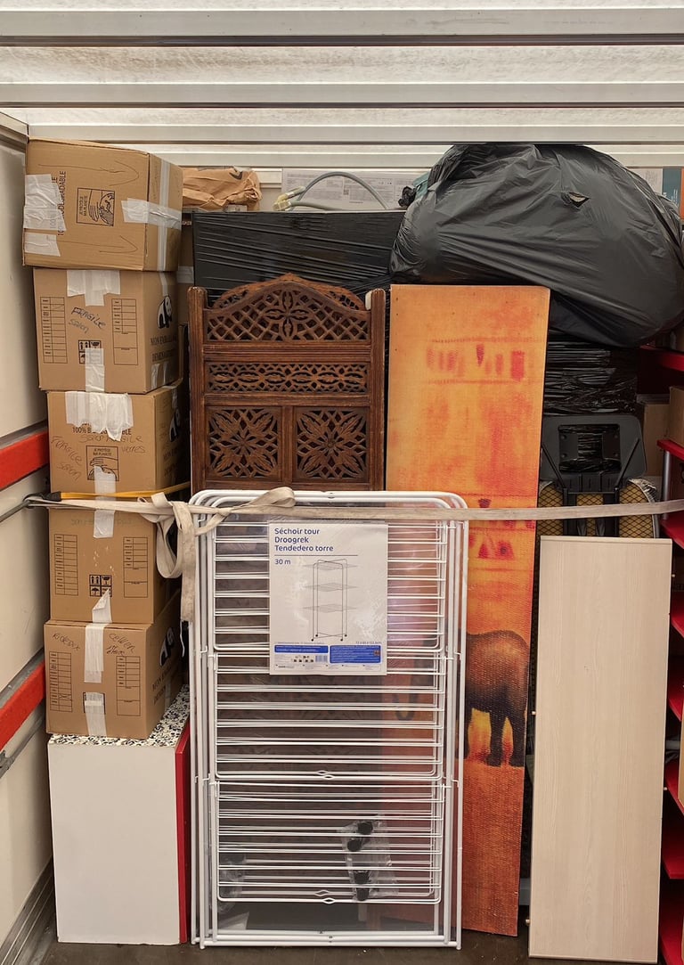 Meubles en bois dans une camionnette