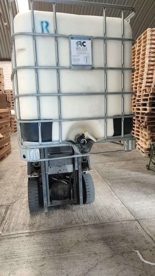 Contenedor de 1,100 kilos de adhesivo liquido para cartón