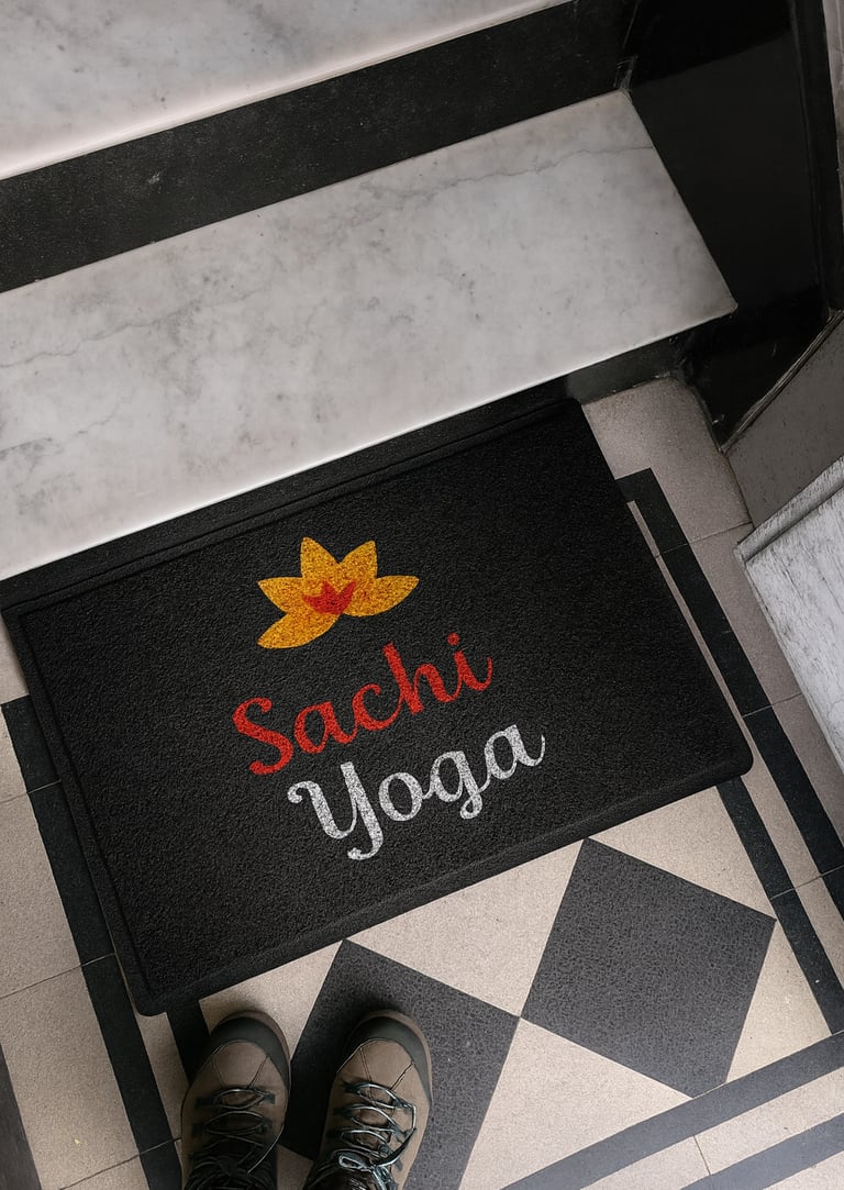 Felpudo calado con logo Sachi Yoga para un estudio
