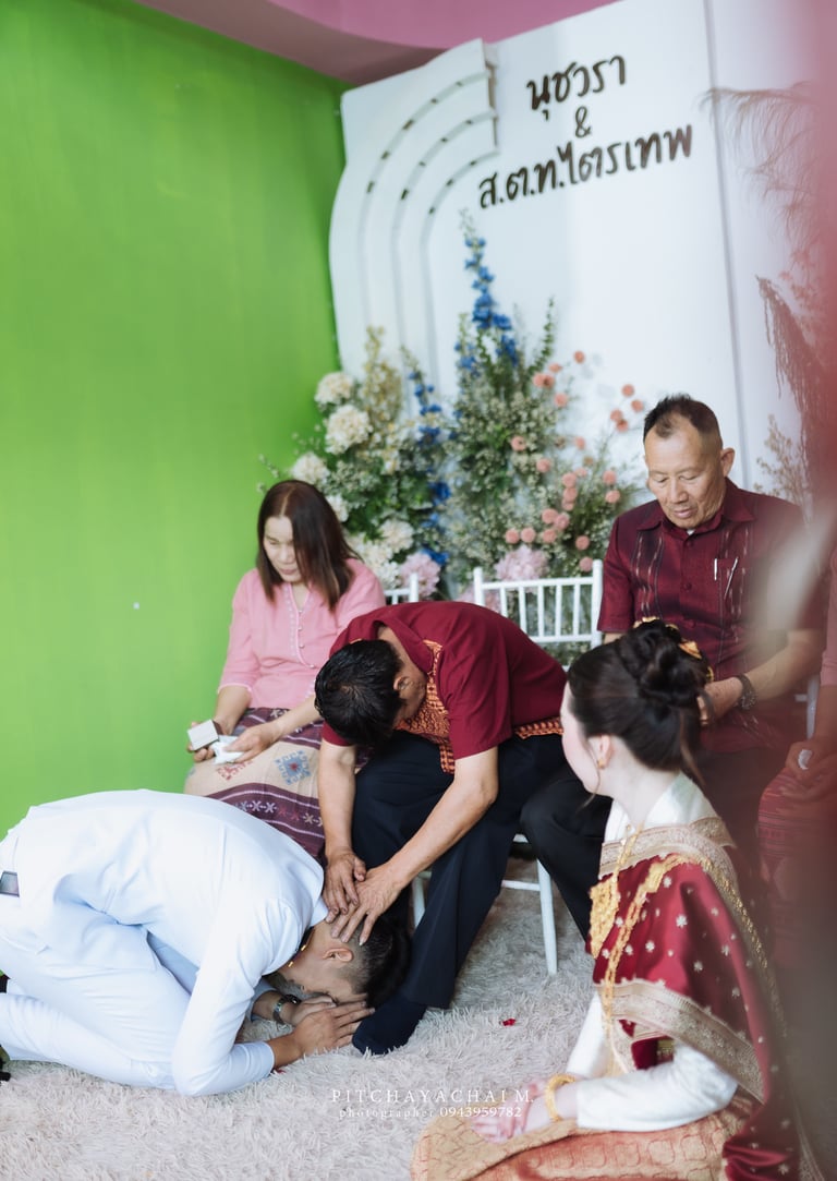 พิธีกราบขอพรผู้ใหญ่ในงานแต่งงานแบบล้านนา จังหวัดน่าน