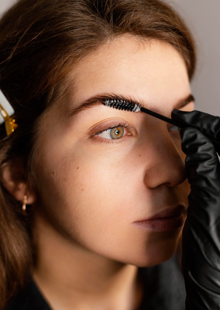 Muestra el proceso de laminado de cejas con una modelo de  ojos cafe claro