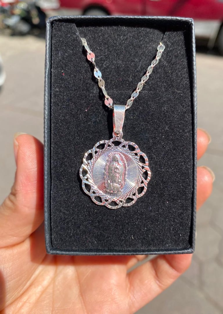 Medalla de la virgen de Guadalupe hecha de plata 925