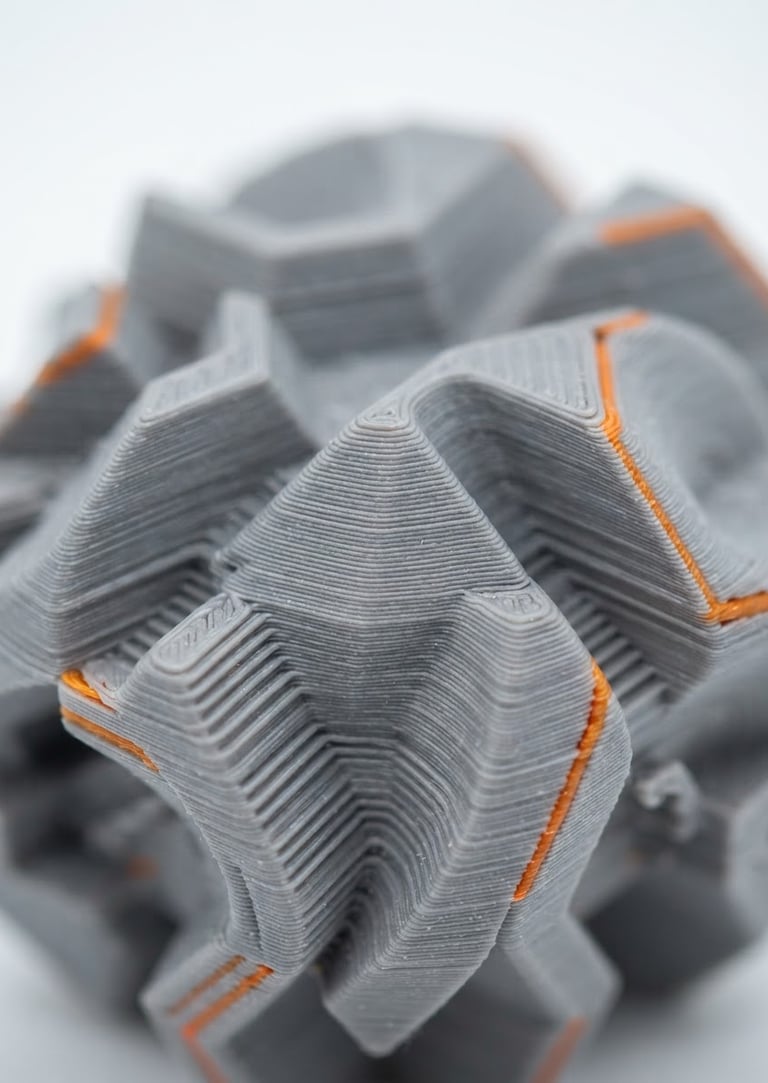 Prim-plan macro cu un obiect printat 3D cu textură fină, evidențiind straturile perfecte, lumină de studio curată, accente subtile portocalii.