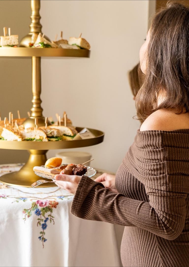 Babyshower vol kleurrijke hapjes en heerlijke broodjes in het zicht.