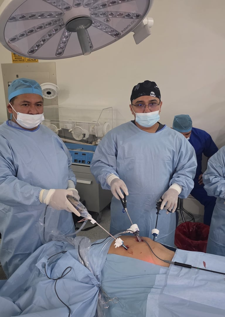 dr daniel rodriguez operando una hernia inguinal laparoscopica