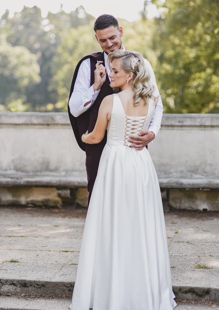 Vestuvių fotosesija gamtoje prie senovinių laiptų