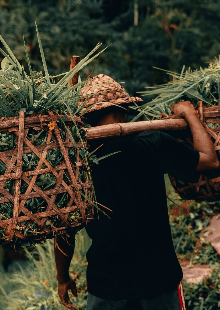 Man met een last op zijn schouders