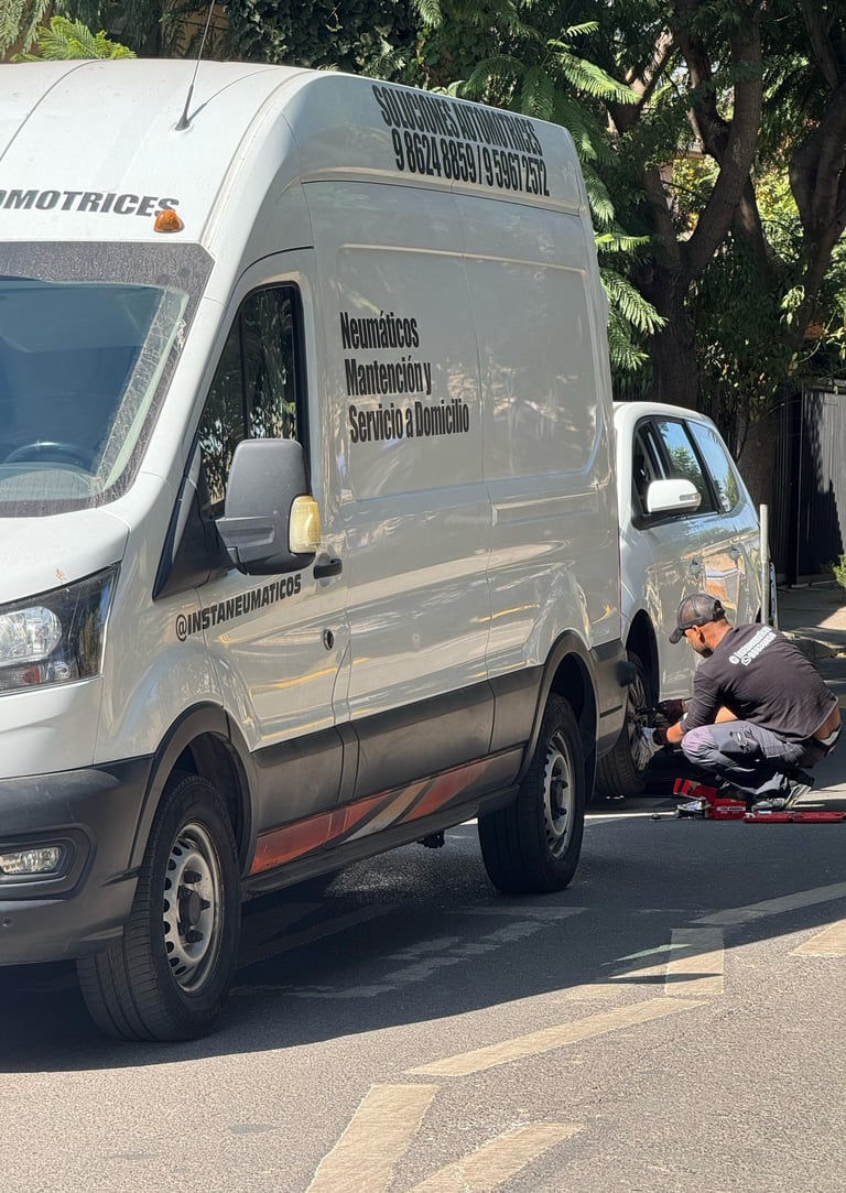 Equipo de Instaneumáticos realizando un cambio de frenos