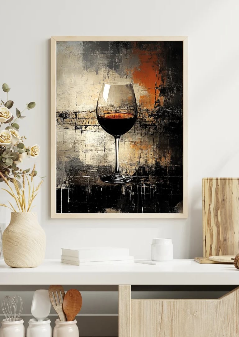 Tableau artistique d’un verre de vin rouge sur fond texturé, encadré et exposé en intérieur moderne.