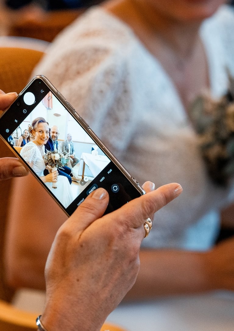 un smartphone prenant une photo d'une femme